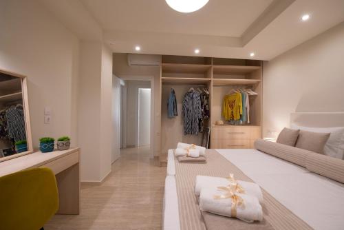 ein Wohnzimmer mit einem Sofa und einem Tisch mit Handtüchern in der Unterkunft Creta Vivere Villas in Agia Pelagia