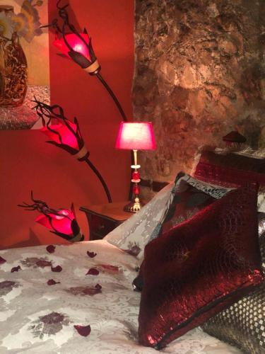 Postel nebo postele na pokoji v ubytování Demeter Rose Stonehouse Pansion