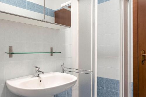 Terrazza di Leonardo - 2 bedrooms apartment في سان مارتينو ديلا باتاجليا: حمام مع حوض ودش