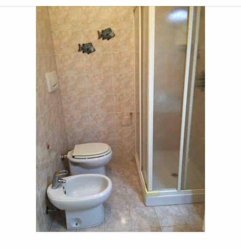 a bathroom with a toilet and a shower and a sink at Casa Serenella - Bilocale a due passi dal mare in Sanremo