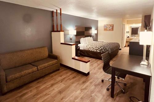 Pokój hotelowy z łóżkiem, biurkiem i kanapą w obiekcie Econo Lodge Inn & Suites Downtown San Antonio Riverwalk Area w mieście San Antonio
