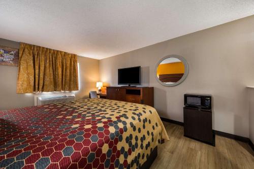 Habitación de hotel con cama y TV en Econo Lodge San Antonio near SeaWorld - Medical Center, en San Antonio