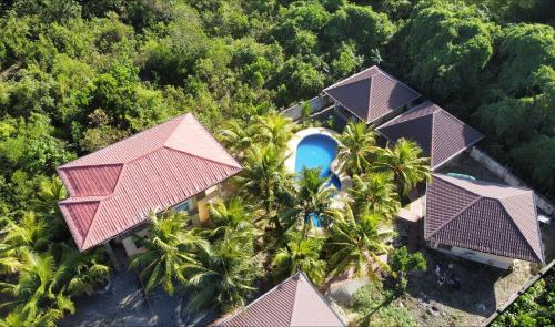 邦勞的住宿－Tyner's Place，享有棕榈树和游泳池度假村的空中景致