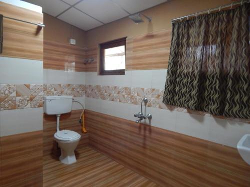 een badkamer met een toilet en een wastafel bij The Andaman Sunset View Resort in Port Blair