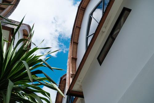 vista dall'esterno di un edificio con una pianta di ASRI CINTA VILLA ad Ubud