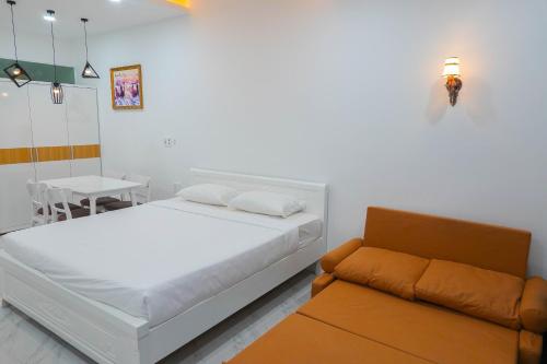 - une chambre avec un lit et un canapé dans l'établissement Dương Hằng- Ocean Vista Sealinks, à Ấp Ngọc Hải