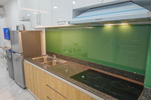 - une cuisine avec un évier et un comptoir dans l'établissement Dương Hằng- Ocean Vista Sealinks, à Ấp Ngọc Hải