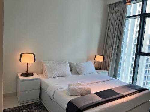 Postel nebo postele na pokoji v ubytování Stellar Holiday Homes - Beach Vista Sea View, Dubai Harbour