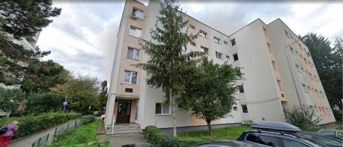 un edificio con un coche aparcado delante en Transylvania ApartHotel - Free parking, en Cluj-Napoca