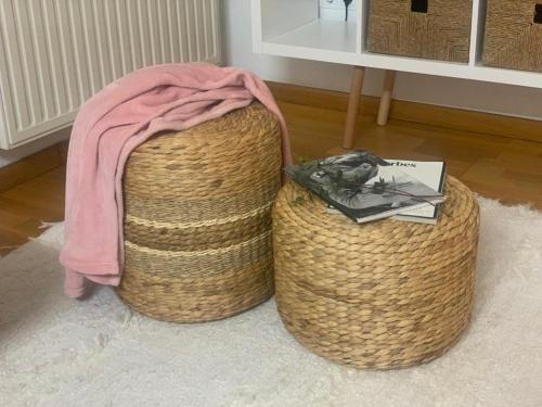dos cestas con un libro encima. en Apartamento con encanto y mucha luz, en Villaviciosa