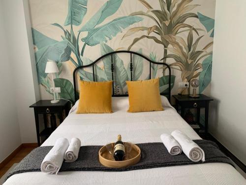a dog in a bowl on a bed with towels at Apartamento con encanto y mucha luz in Villaviciosa