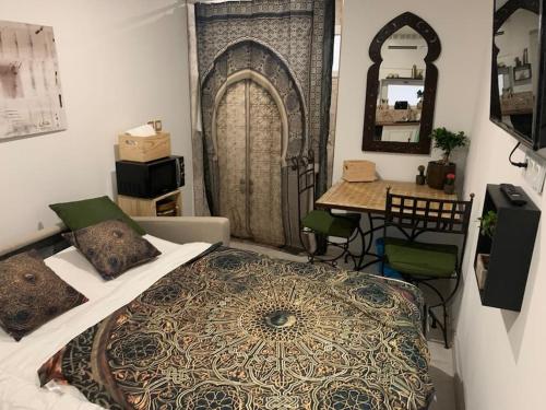 une chambre avec un lit et une table avec des chaises dans l'établissement Suite 21 - Clim - front de mer, à Canet