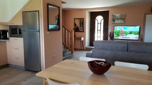 ein Wohnzimmer mit einem Sofa und einem Tisch in der Unterkunft Leutoño in Malpica