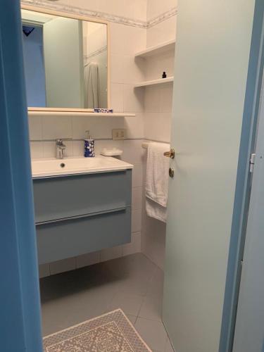 a bathroom with a sink and a mirror at Residence Ira Beach - Appartamento sul mare in Porto Rotondo