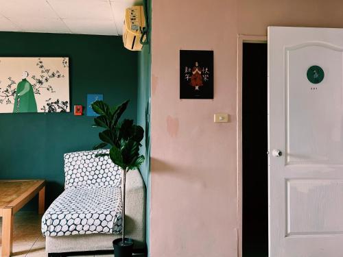 a room with a pink door and a chair at Puli Islet Inn in Puli