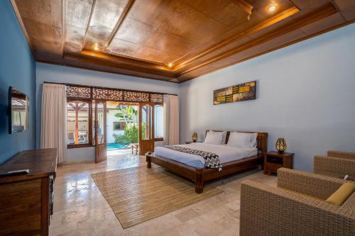 水明漾‎的住宿－Villa Kori Bali Kubu, 9 people maximum, close to Seminyak Beach，一间卧室设有一张床和一间客厅。