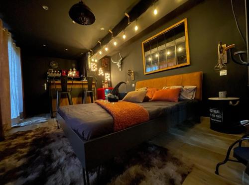 1 dormitorio con 1 cama grande en una habitación en L'Ange De Fer, en Illoud