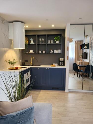 a kitchen with a blue island in a room at Apartament Botanica - Blisko parku i centrum - by SpaceApart in Jelenia Góra