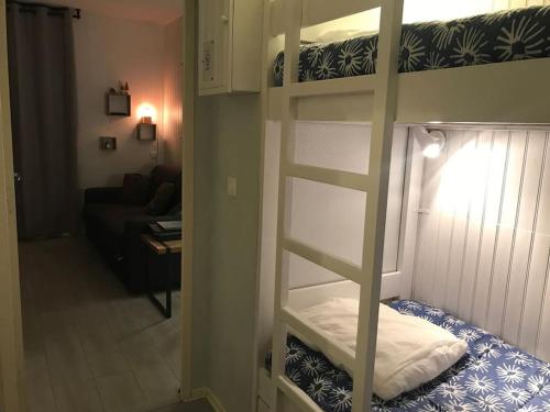 Poschodová posteľ alebo postele v izbe v ubytovaní Appartement aux pieds des remontées mécaniques
