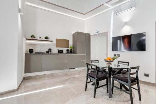 Kuchyň nebo kuchyňský kout v ubytování UnoSeiTre - Luxury Apartment & Suite