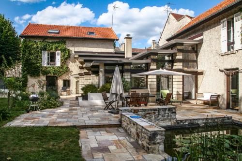 a backyard with a pool and a house at Le Clos de Gally in Chavenay