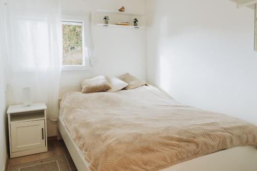 Postel nebo postele na pokoji v ubytování Aranyos Házikó