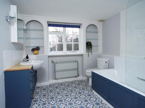 A bathroom at Montpellier House, Centrally Located, Large Garden