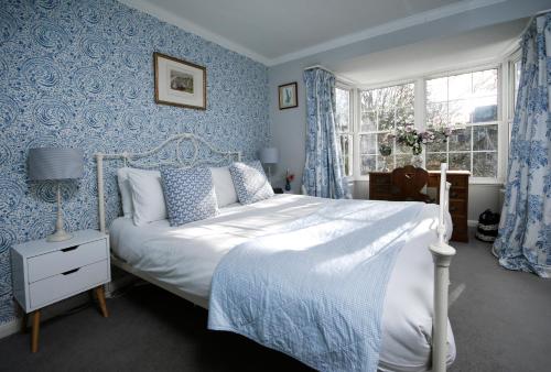 A bed or beds in a room at Montpellier House, Centrally Located, Large Garden