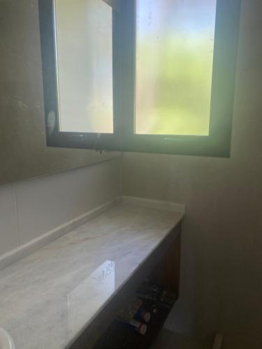 baño con ventana y encimera en Bosque loan en Balneario Mar Azul