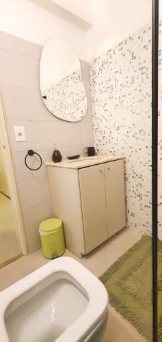 een badkamer met een wit toilet in een kamer bij Excelente apartamento en Plaza Independencia. in Montevideo