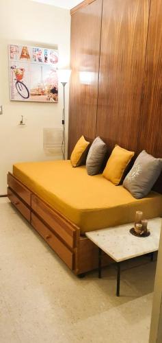 een slaapkamer met een groot bed met een houten hoofdeinde bij Excelente apartamento en Plaza Independencia. in Montevideo