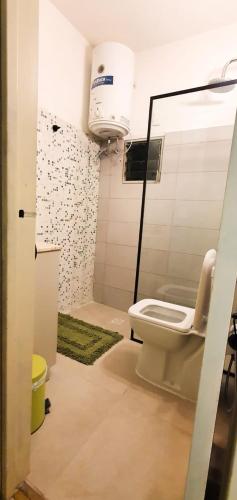 a bathroom with a toilet in a room at Excelente apartamento en Plaza Independencia. in Montevideo