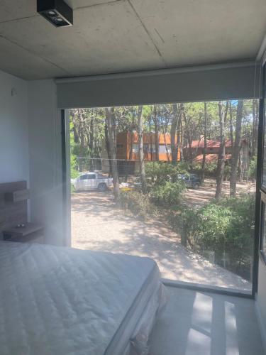 1 dormitorio con vistas al patio desde una ventana en Bosque loan en Balneario Mar Azul