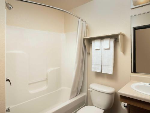 Łazienka z białą toaletą i umywalką w obiekcie WoodSpring Suites Allentown Bethlehem w mieście Bethlehem