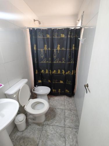 a bathroom with a toilet and a shower curtain at Departamento céntrico 3 en Luján de Cuyo in Ciudad Lujan de Cuyo