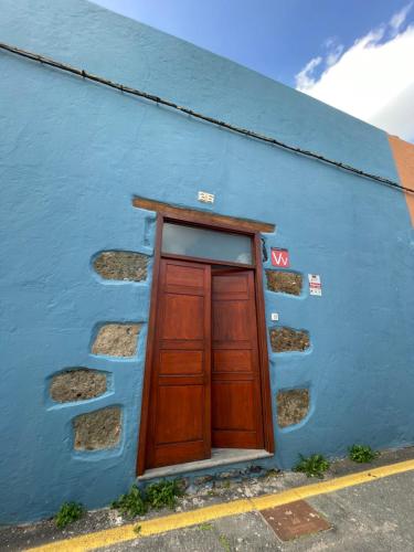 een blauw gebouw met een deur aan de zijkant bij Casa Jurel in Agüimes