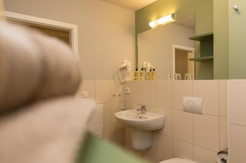 a bathroom with a sink and a mirror at Bahnhofsquartier Bad Wilsnack in Bad Wilsnack