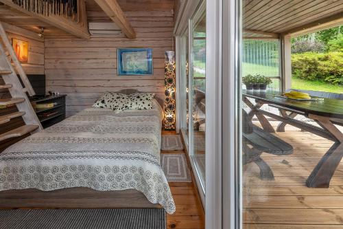 Un dormitorio con una cama, un escritorio y una mesa. en Vila Terra Resort, en Girsteitiškis