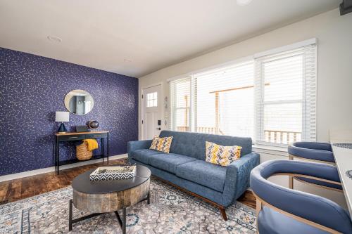 sala de estar con sofá azul y mesa en Luxurious 4BR/3BA Stay in NW ATL, en Atlanta
