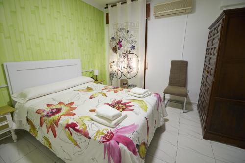 Postel nebo postele na pokoji v ubytování Hotel Virgen de los Reyes