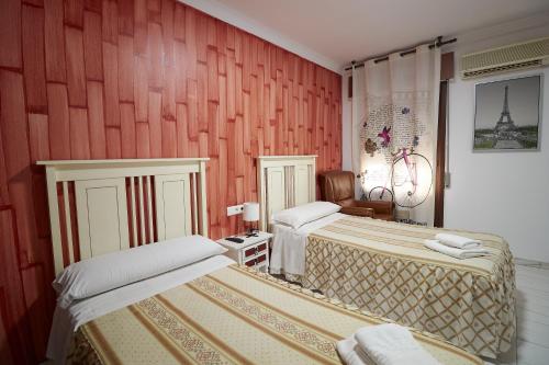Postel nebo postele na pokoji v ubytování Hotel Virgen de los Reyes