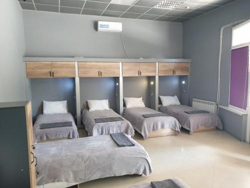 Cette chambre comprend 4 lits. dans l'établissement Мандри Хостел, à Oujhorod
