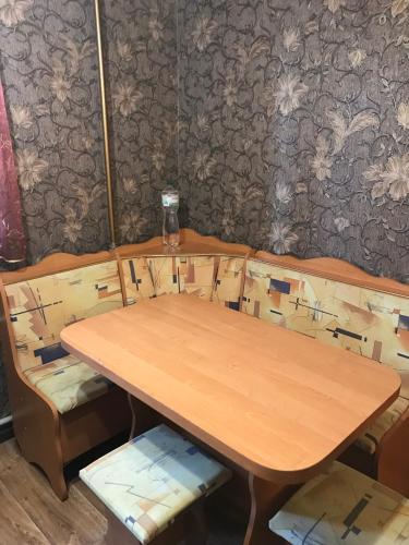 a wooden table with two chairs and a table and a table and chairsuggest at Затишна однокімнатна квартира 5 хв від Південного вокзалу in Kharkiv