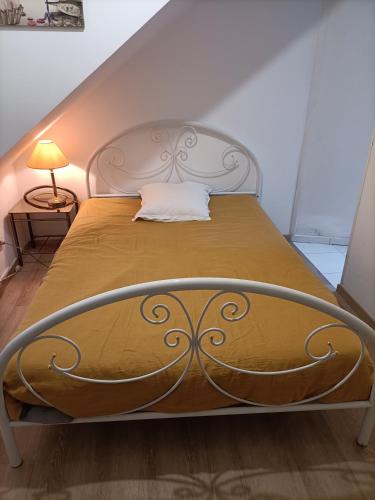 sypialnia z dużym łóżkiem z metalową ramą w obiekcie La Dourbie w mieście Saint-Jean-du-Bruel