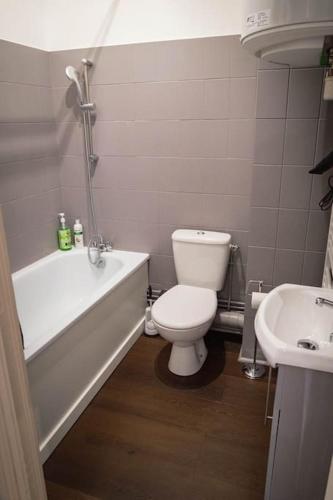 une salle de bain avec toilettes, baignoire et lavabo dans l'établissement A1G Nancy Thermal Artem chambre, à Nancy
