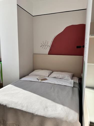 uma cama num pequeno quarto com dossel em Квартира художника в ЖК Толе Би em Astana