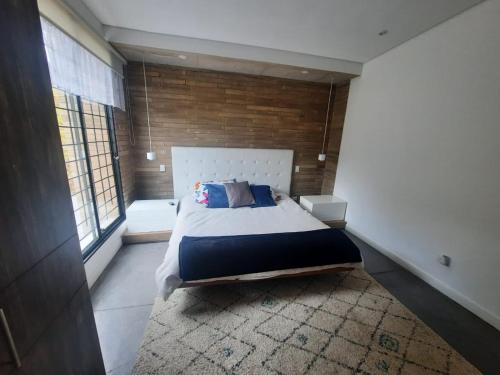 1 dormitorio con cama grande y ventana grande en Espectacular Cabaña!!!, en Paipa