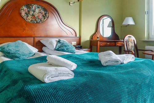 um quarto de hotel com duas camas com toalhas em Al-Dom Apartamenty Awangardia 434 em Kolobrzeg