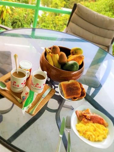 - une table en verre avec un bol de fruits et un bol d'œufs dans l'établissement ApartHotel Riviera - Hyper Centre Ville - Studio Supérieur AC avec balcon et aperçu mer - BALCON MASSENET 1, à Nice