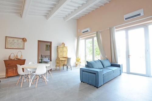 フィレンツェにあるPodere di Montecchio - Colleramoleのリビングルーム(青いソファ、テーブル付)